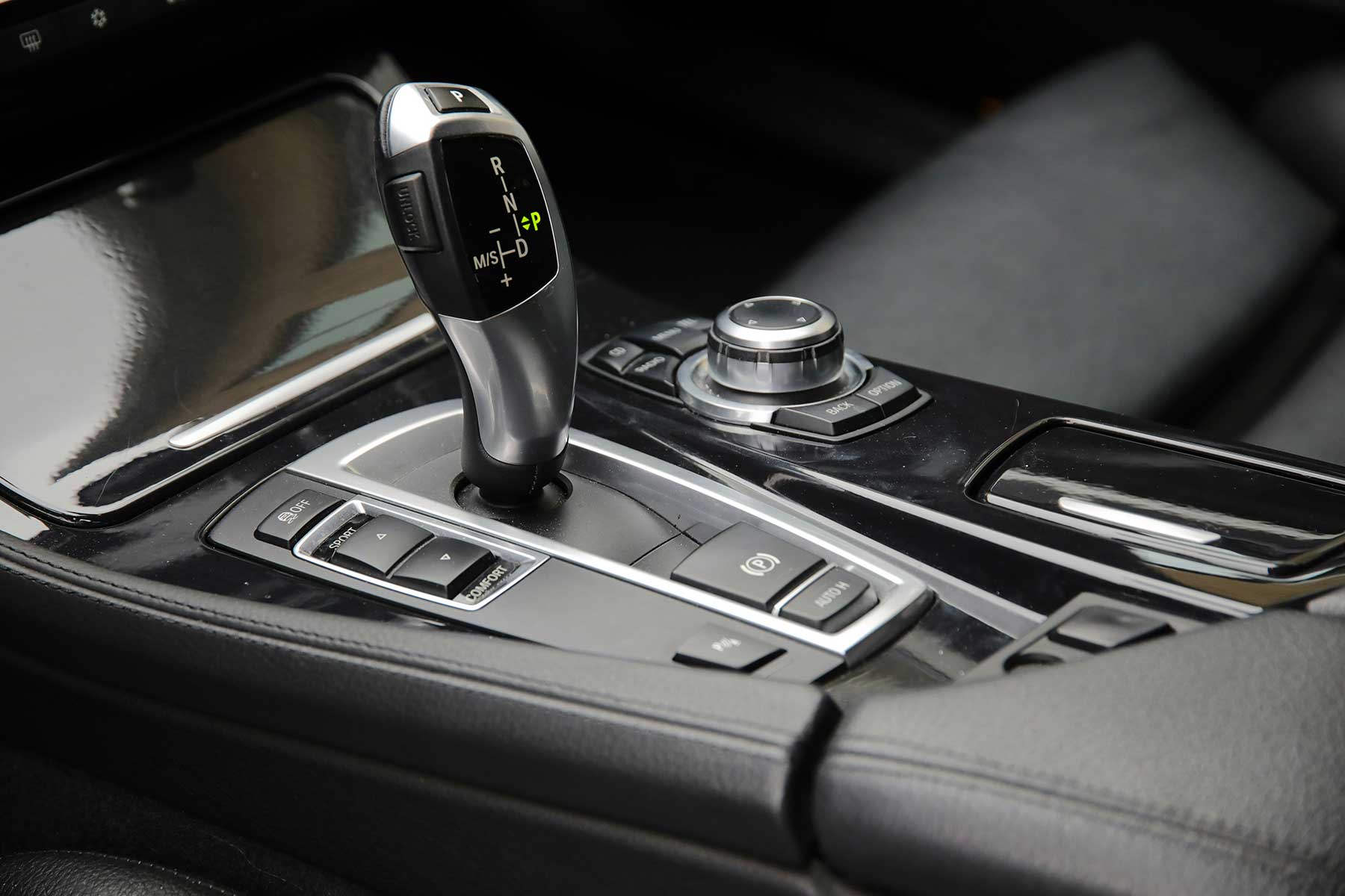 Automatic Driving Lessons and Avoiding Common Mistakes